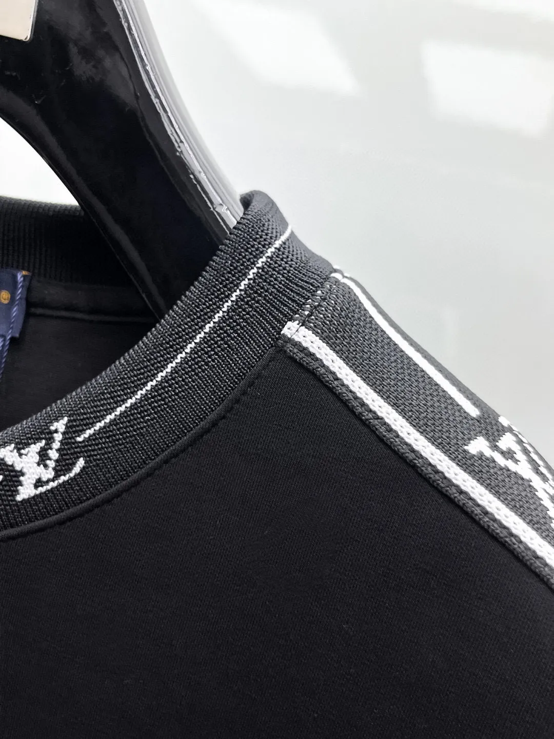 🅿️540 [LV Louis Vuitton] hot-selling suit is coming. Focus on the original version of the official website. 2025 new hot-selling round neck sweatshirt suit. The original order is the best 🇭🇰. It is the meticulous work of top designers for a fitting and perfect upper body effect. All-natural high-quality Tencel Roman cotton 100%, close-fitting comfort, noble and elegant! Original hardware embodies elegance and nobility! Counter size: M-3XL (maximum wear up to 190 pounds)